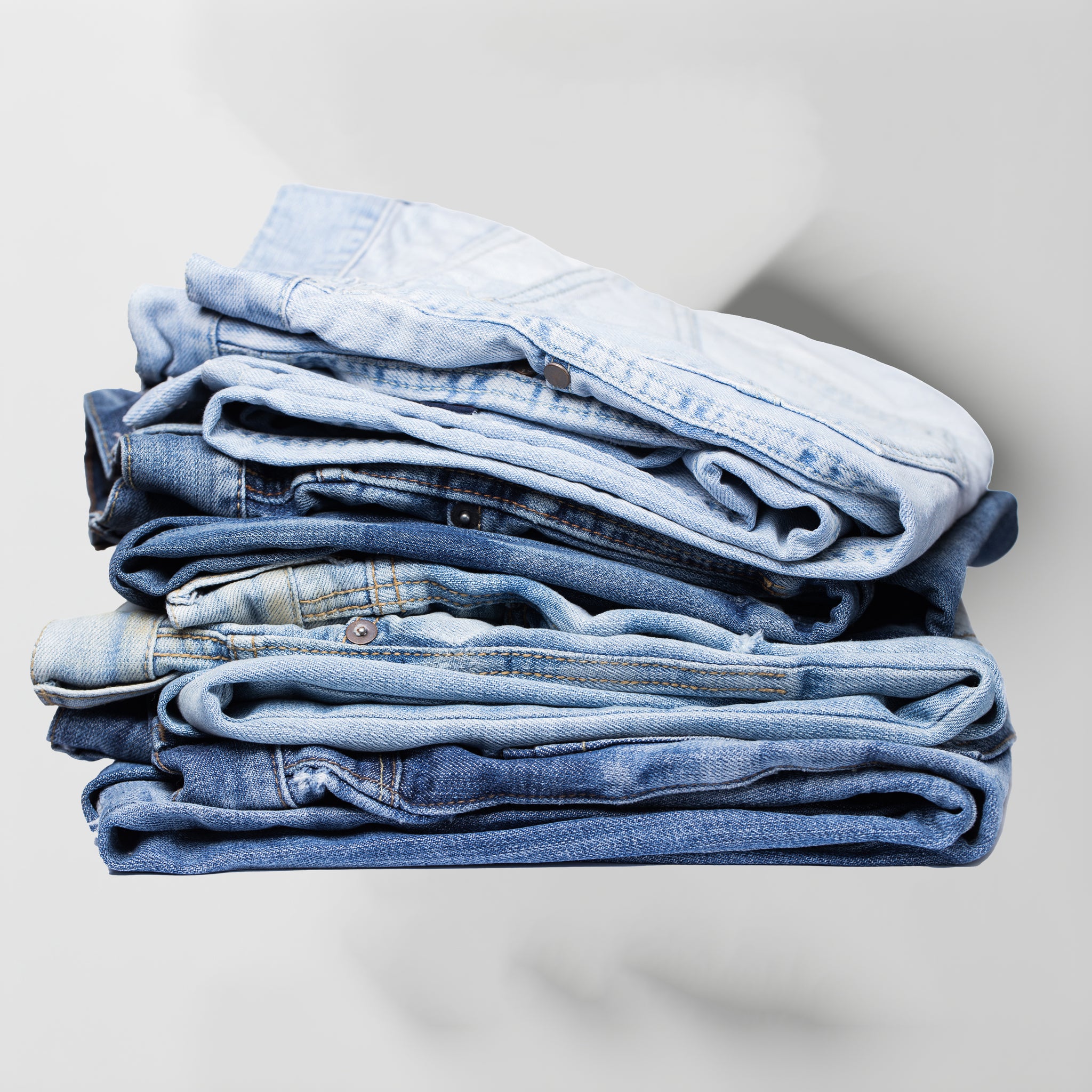 Unisex jeans in denim, stretch, and organic cotton fabrics, available in various cuts for casual and smart-casual outfits.