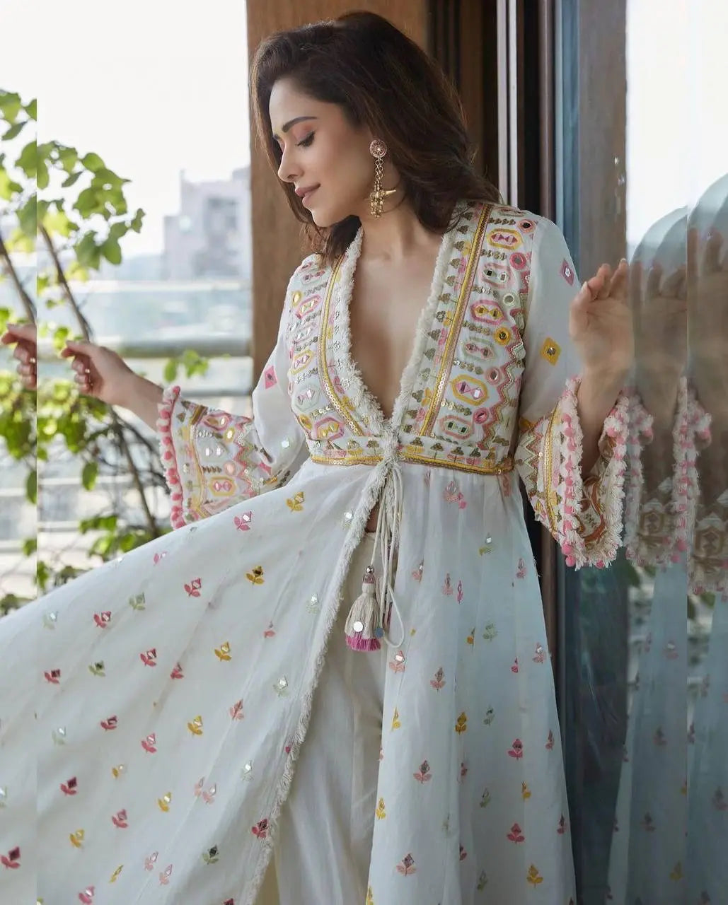 Dupatta with Resa lace and embroidery detail