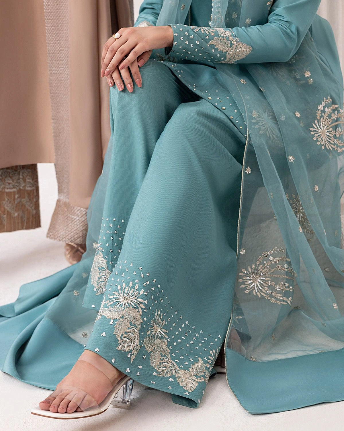 Elegant fully stitched set in pure natural crepe