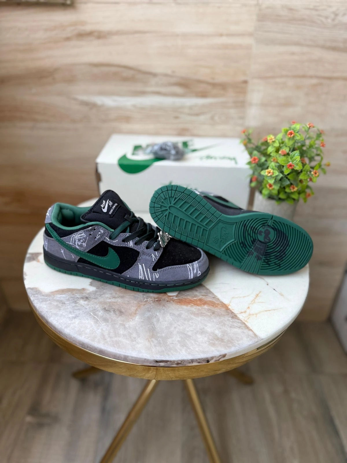 Grip sole sneakers for men walking and casual use