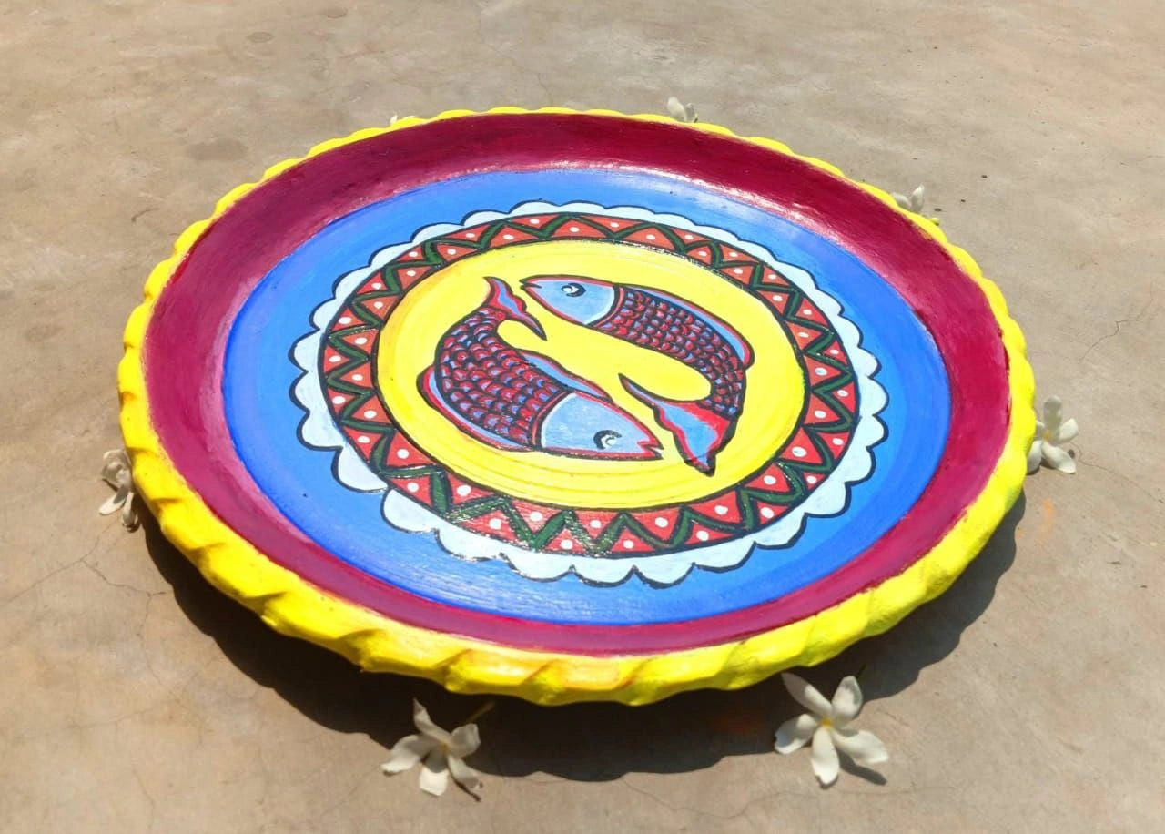 Handpainted terracotta wall plate with fish motif in Madhubani folk art – traditional home décor from Berhampore, Murshidabad, India