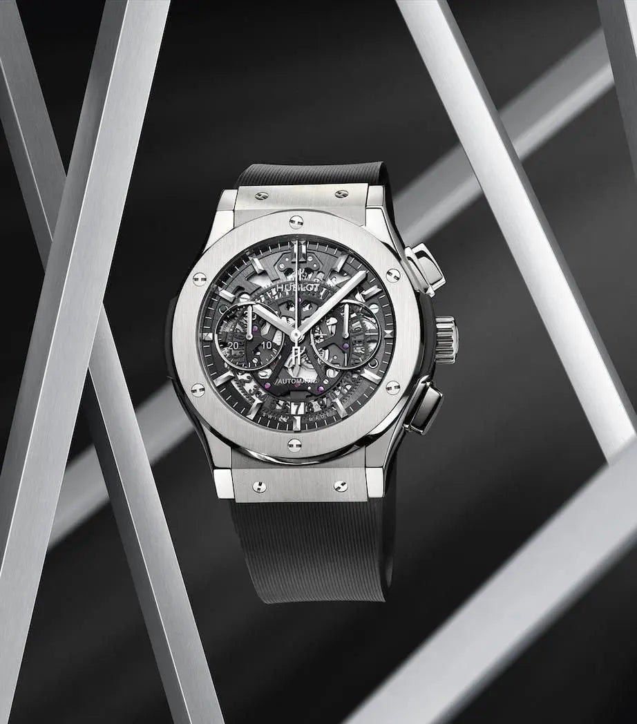 Men’s analog watch with black fibre strap