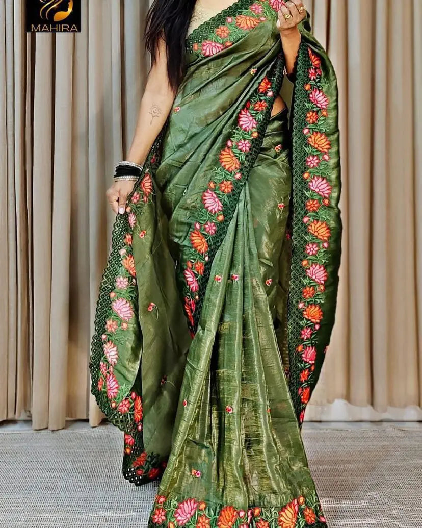 Full view of Kaviya gold crush saree