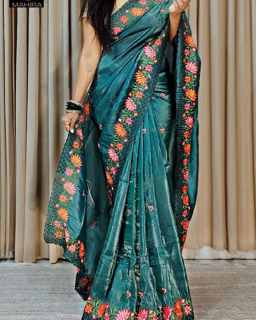 Kaviya saree in gold crush fabric