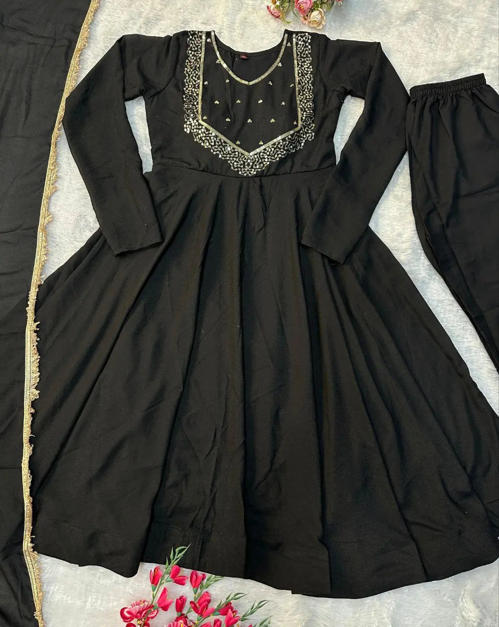 Dupatta with lace border detail