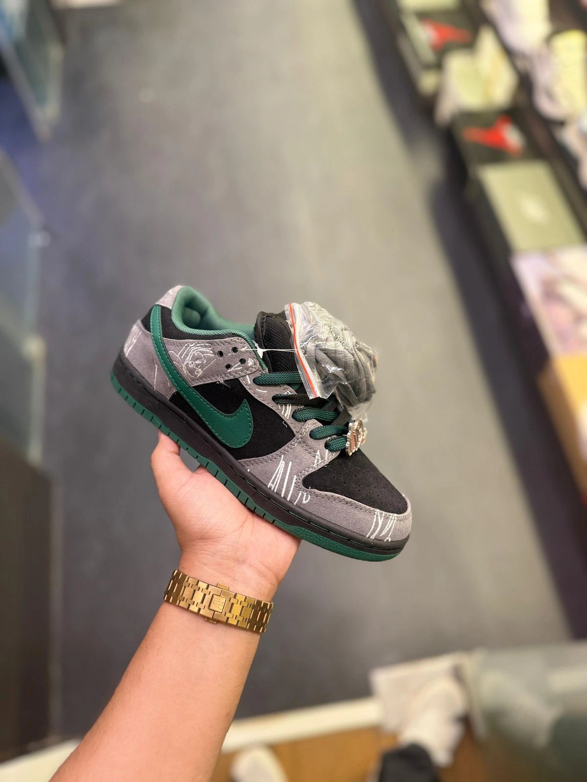 Low top casual sneakers for men sizes 40 to 45