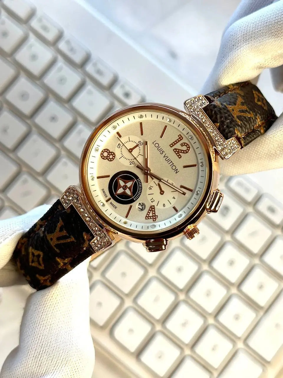 Quartz analog watch for her