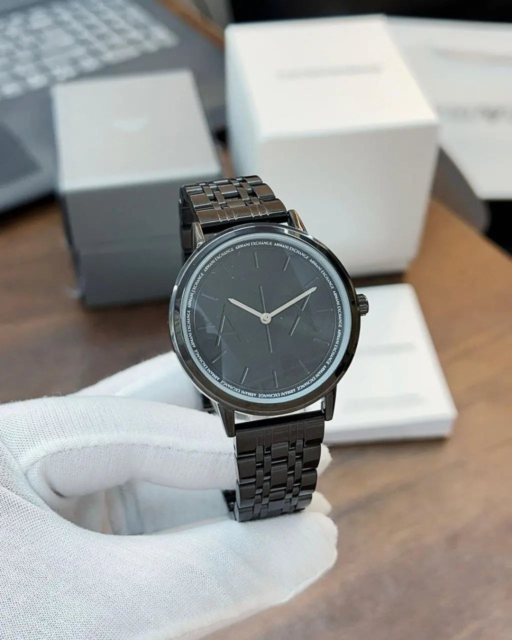 Minimalist analog dial wristwatch