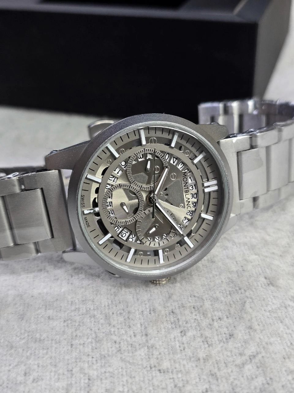 mont blanc 42mm men quartz watch front view