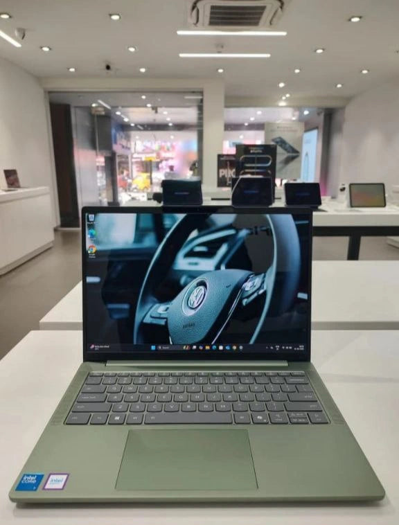 Motorola 14IRH10R Motobook laptop side profile
