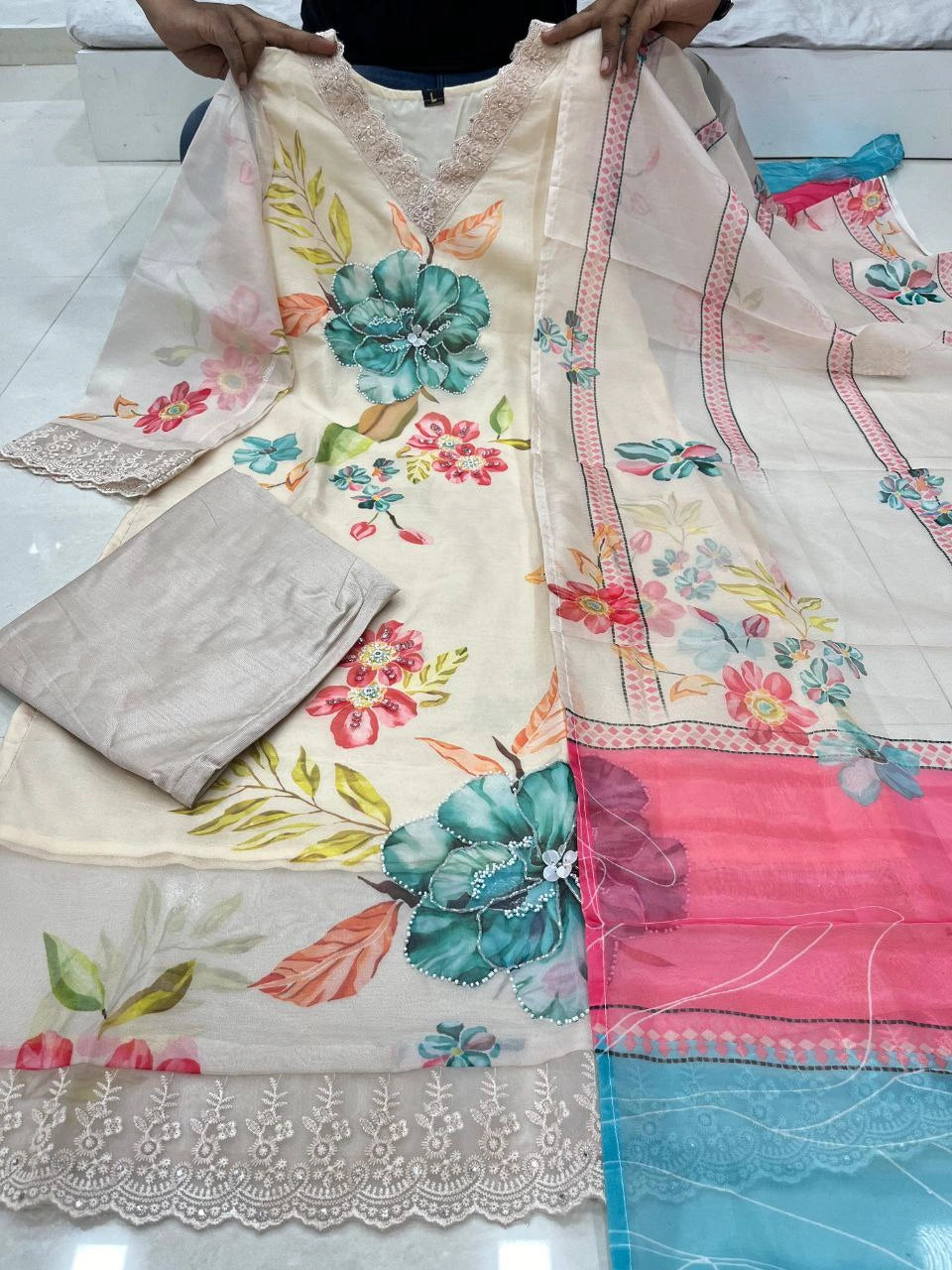 Organza suit with neck embroidery