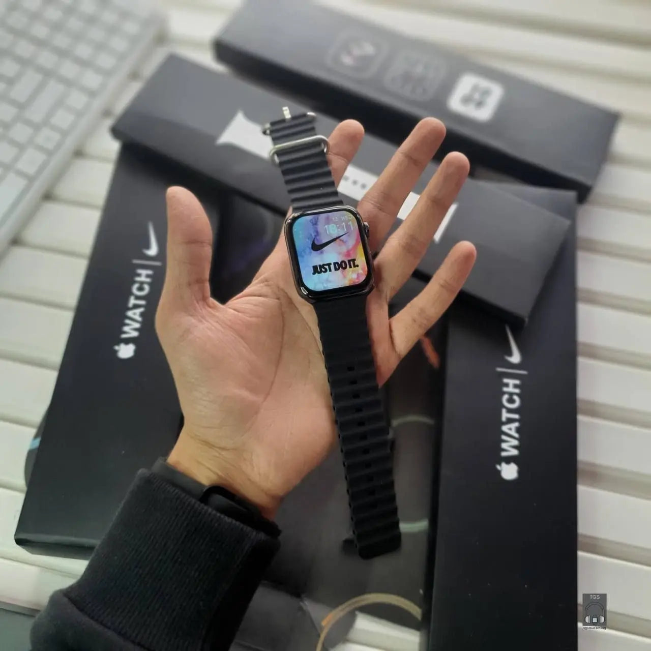 Smartwatch with Premium Ocean Strap – The Series 8 smartwatch blends style and functionality with an Apple logo, fitness tracking, and a comfortable ocean strap.