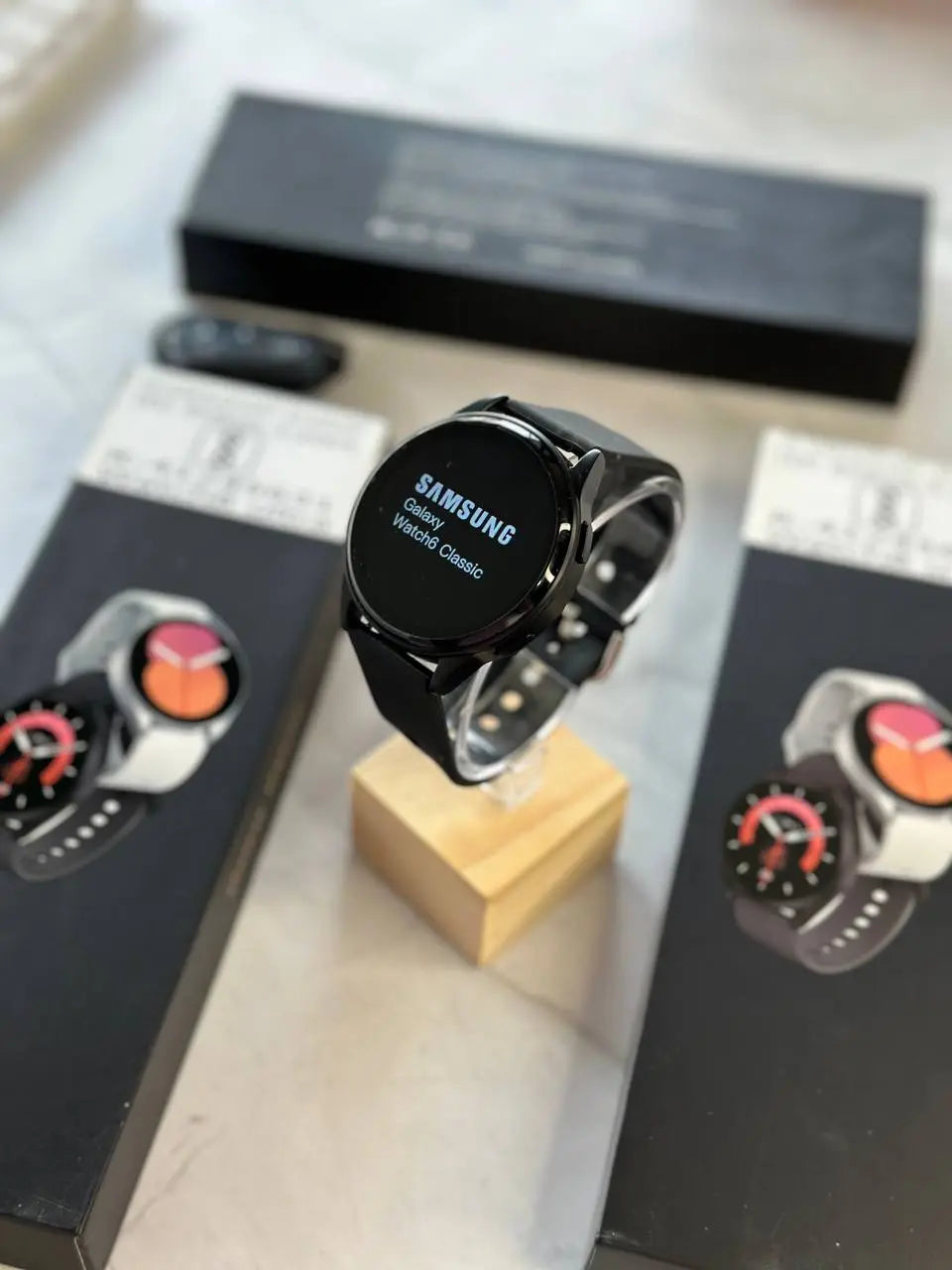 Watch 6 – Stylish & Smart – A modern smartwatch with Samsung branding, a responsive Full HD touch display, fitness tracking, and a long battery life.