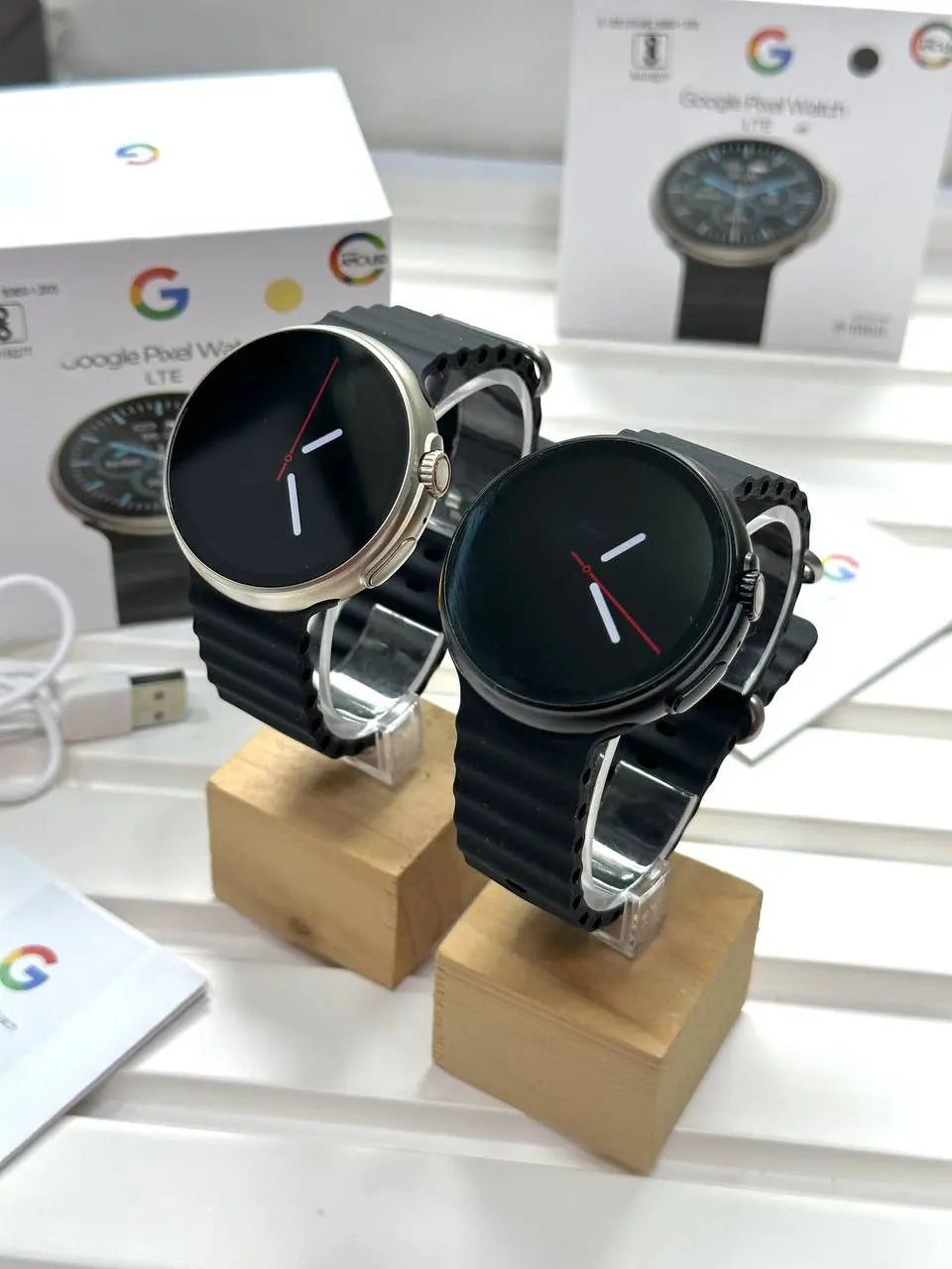 Fitness smartwatch with heart rate sensor