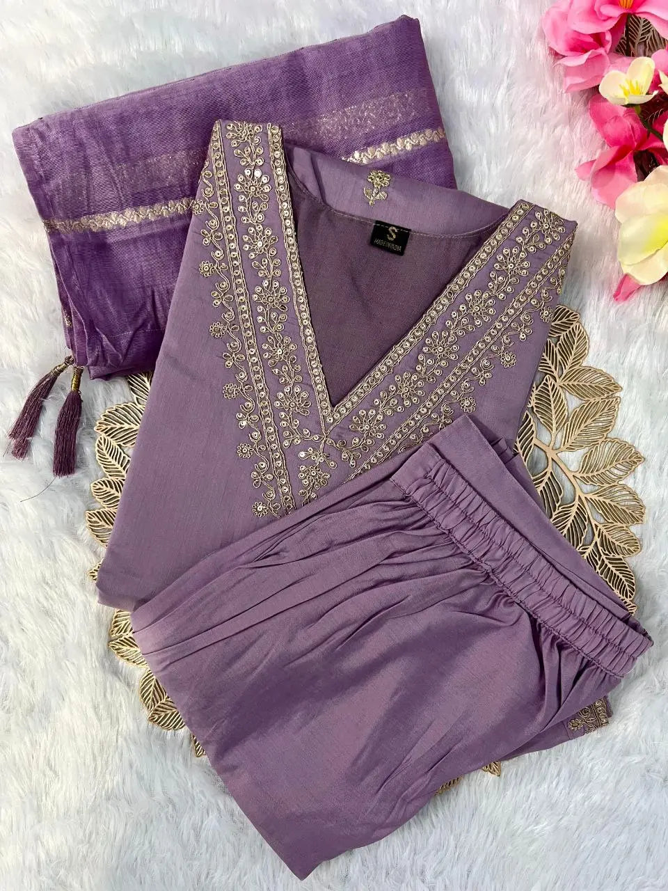 Side view of kurti and pant set